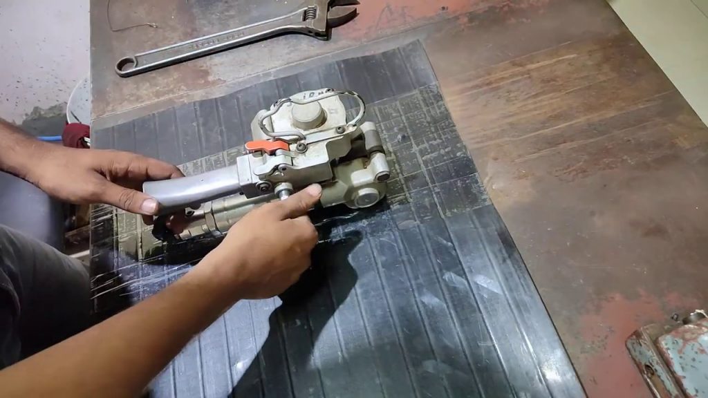 Fixing a Combination Tool for Polyester Strap (AQD)
