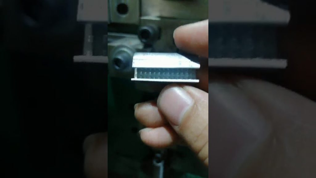 Machine for manufacturing 1/2′ PET strapping seal clip