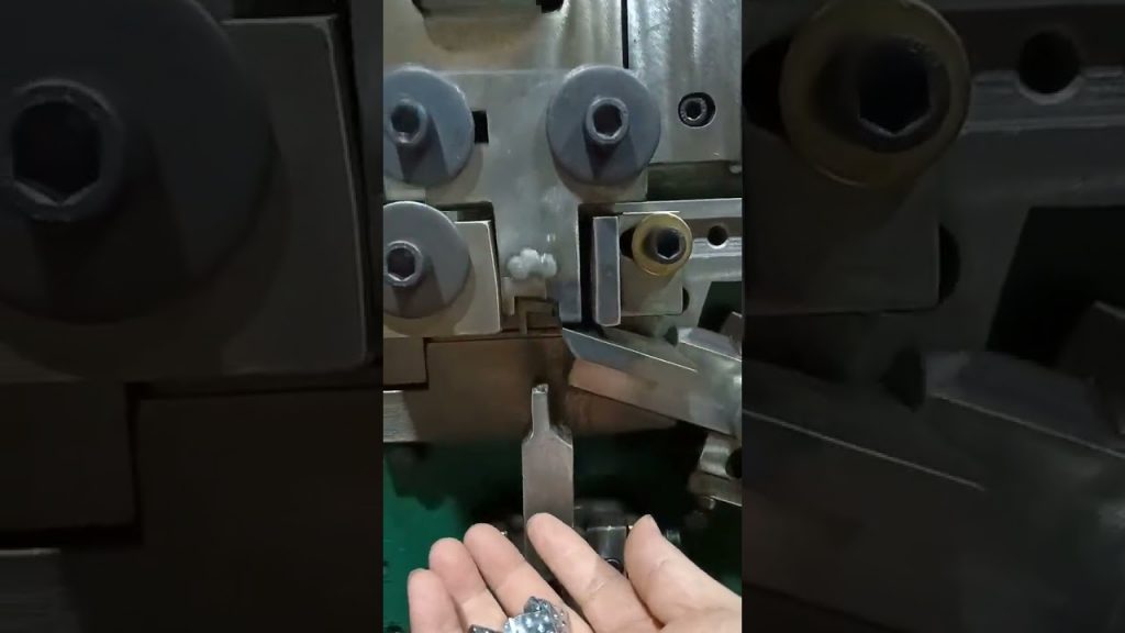 Shipping of a machine strapping seal clip, 16 mm in size Shipping of a machine strapping seal clip, 16 mm in size